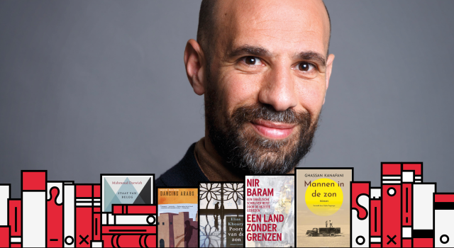 Schrijver Abdelkader Benali achter een rij boeken. Hij glimlacht. De boeken zijn dezelfde boeken die in dit artikel worden uitgelicht.