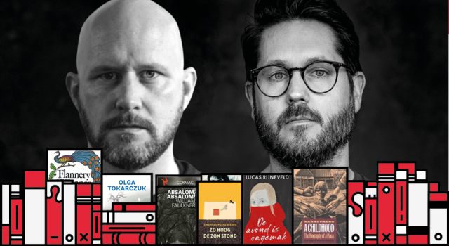 Een zwartwit foto van de auteurs (Barry Smit en Gijs Wilbrink) achter een rij geïllustreerde boeken.