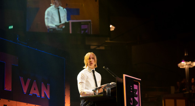 Dichter Marieke Lucas Rijneveld voordracht Nacht van de Poëzie Oekraïne gedicht