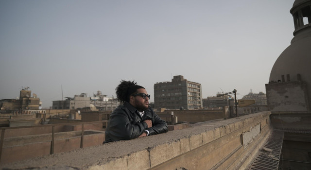 Benzokarim in Egypte, hij leunt tegen een muur en tuurt in de verte