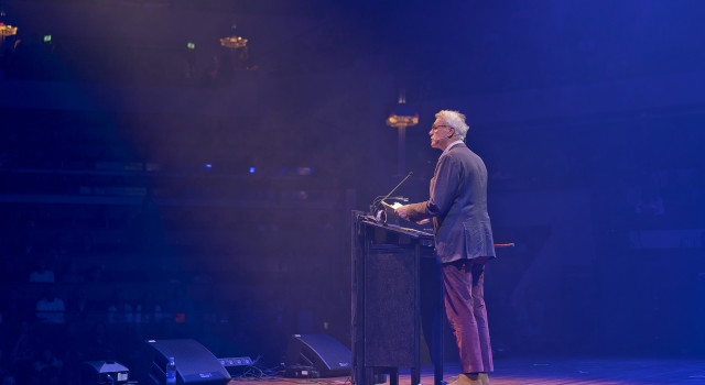 Schrijver Adriaan van Dis voordracht op podium Nacht van de Poëzie 2019