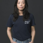 Sun Li, met haar handen in de zakken van haar spijkerbroek