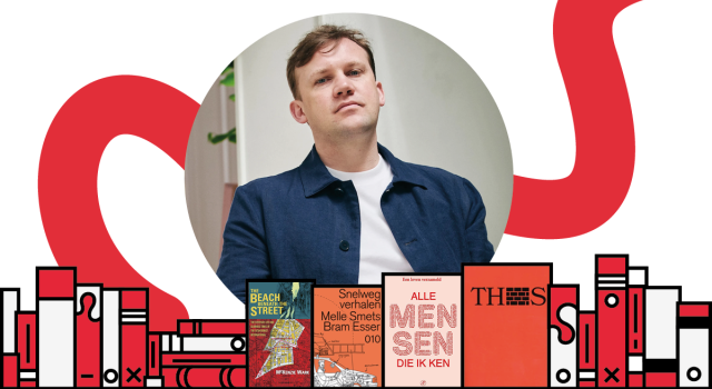 Jan van Tienen kijkt in de camera. Voor hem een rij boeken.