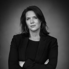 Willemijn Tillmans staat met haar armen over elkaar.