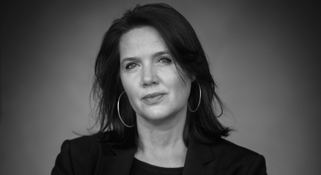 Willemijn Tillmans staat met haar armen over elkaar.