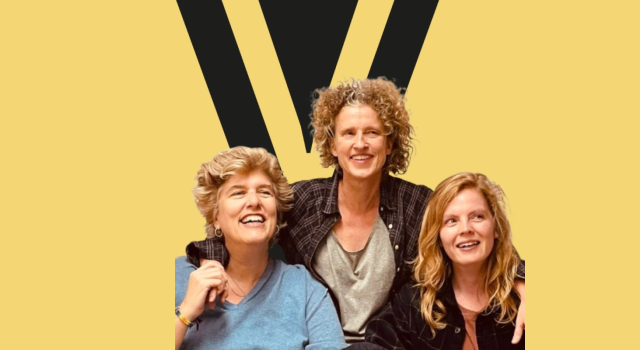 Het team van Velvet Publishers met op de achtergrond hun logo