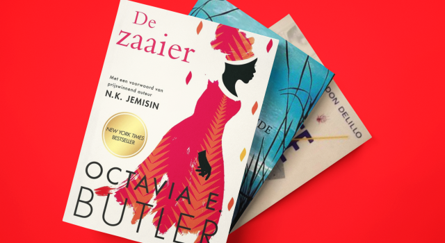 Drie boeken liggen op elkaar. De bovenste is De Zaaier van Octavia E. Butler