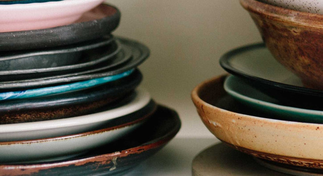 vier stapels borden verschillende kleuren bij kort verhaal van lize spit over relatietherapie na lockdown