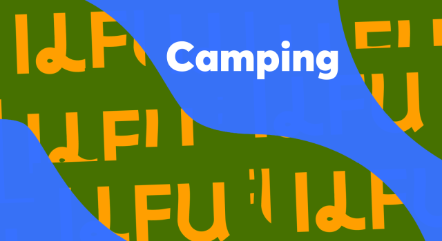Witte titel 'Camping de Vrijheid' op blauwe achtergrond, en gele ILFU letters op groene achtergrond