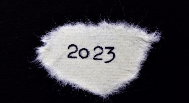 Een afgescheurd stuk papier waar '2023' op is getypt