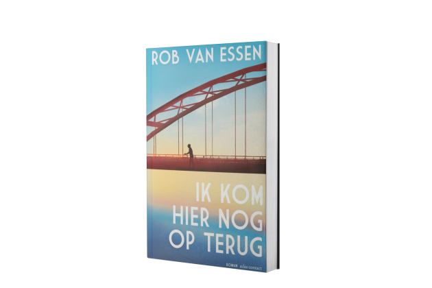 Omslag van het boek getiteld 'Ik kom hier nog op terug' van Rob van Essen. Op de omslag zie je een rode brug, met een man erop. Zonsondergang op de achtergrond.