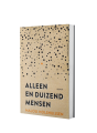 Omslag van het boek getiteld 'Alleen en duizend mensen' van Malou Holshuijsen. Op de lichtbruine kaft staan veel kleine zwarte stippen en één oranje stip.
