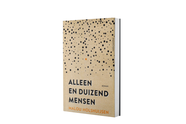 Omslag van het boek getiteld 'Alleen en duizend mensen' van Malou Holshuijsen. Op de lichtbruine kaft staan veel kleine zwarte stippen en één oranje stip.