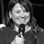 Soula Notos met een microfoon in de hand