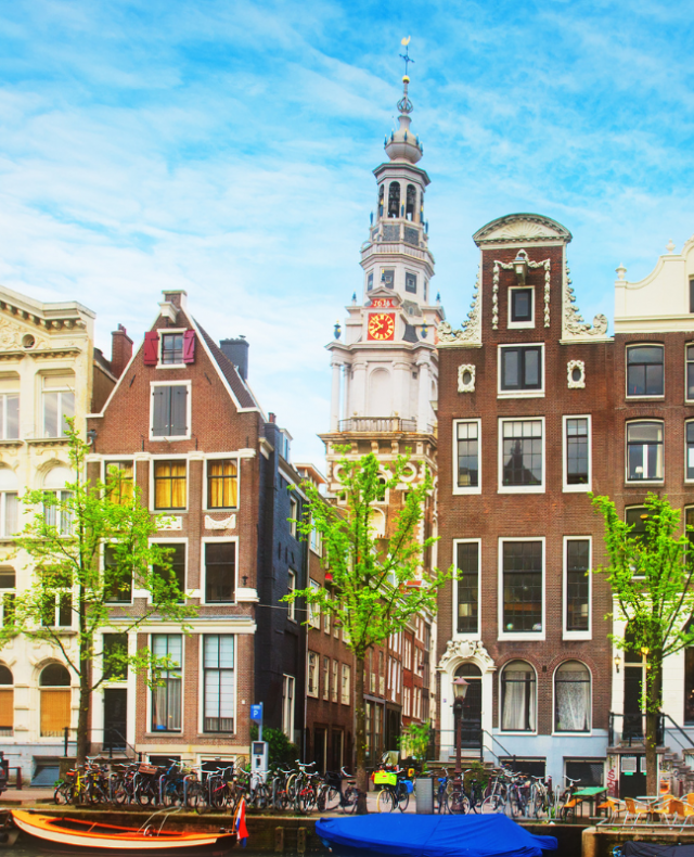 Afbeelding van grachtenpanden en kerktoren