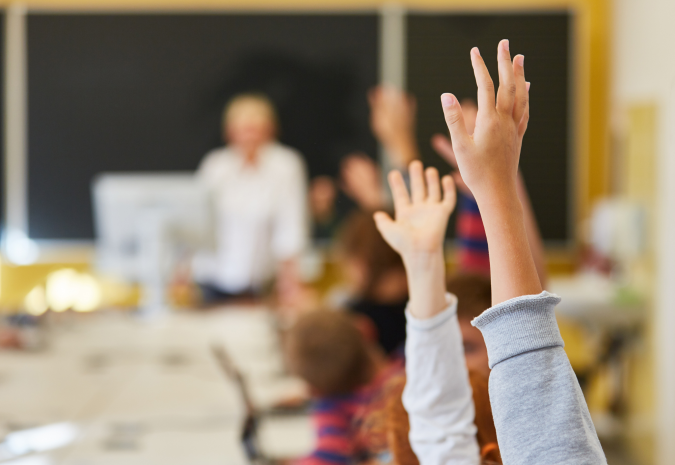 Afbeelding kinderhanden in de lucht