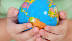 LeerlingVizier 2025: Ouders en leerlingen positief over Nederlands onderwijs in het buitenland