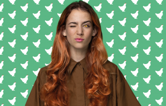 Campagnebeeld van Het Sluwe Vosje. Een jonge vrouw met rood haar doet een knipoog. De achtergrond is groen met witte kippen.